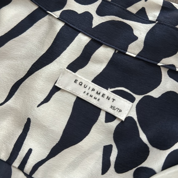Equipment Shirt Womens Blue 100% Silk Adalyn V-Neck Animal Print XS - Picture 5 of 7